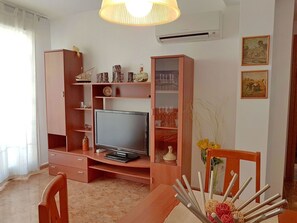 Propriété, Bois, Éclairage, Design Intérieur, Orange, Salon, Étagère, Jaune, Confort, Électroménager