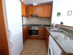 Marron, Cabinetry, Evier, Comptoir, Propriété, Évier, Meubles, Robinet, Cuisine, Bois