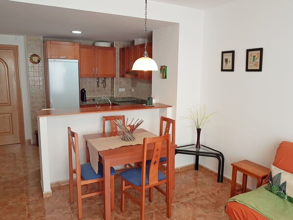 Meubles, Propriété, Table, Cabinetry, Chaise, Plante D'Appartement, Comptoir, Bois, Cadre, Bâtiment