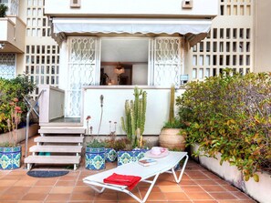 Pflanze, Gebäude, Eigentum, Fenster, Blume, Zimmerpflanze, Blumentopf, Interior Design, Gartenmöbel, Haus