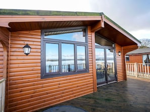 Himmel, Fenster, Gebäude, Holz, Wolke, Schatten, Hütte, Abstellgleis, Haus