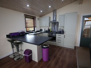 Cabinetry, Möbel, Countertop, Tabelle, Küche, Haushaltsgerät, Stuhl, Küchengerät, Holz, Interior Design