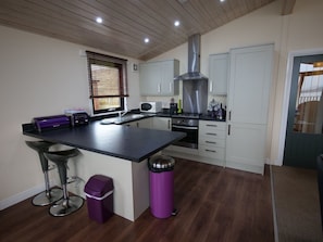 Cabinetry, Möbel, Countertop, Tabelle, Küche, Haushaltsgerät, Stuhl, Küchengerät, Holz, Interior Design