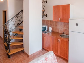 Cabinetry, Eigentum, Countertop, Sinken, Holz, Schublade, Interior Design, Küche, Holzbeize, Flooring