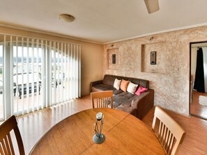Tabelle, Eigentum, Möbel, Stuhl, Holz, Wohnzimmer, Komfort, Interior Design, Couch, Gebäude