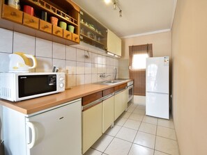 Cabinetry, Countertop, Möbel, Gebäude, Küchengerät, Herd, Küche, Holz, Haushaltsgerät, Flooring