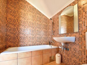 Property, Bathtub, Plumbing Fixture, Mirror, Bathroom, Wood, Interior Design, Architecture, Sink, Tap