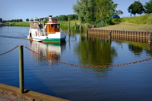 Die Concordia II fährt im Pendelverkehr auf der Harle