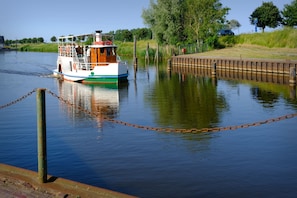 Die Concordia II fährt im Pendelverkehr auf der Harle