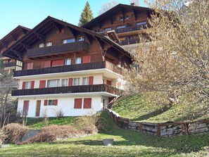 Pflanze, Gebäude, Fenster, Himmel, Baum, Gras, Haus, Steigung, Landschaft, Natürliche Landschaft