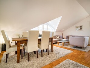 Tabelle, Möbel, Stuhl, Holz, Gebäude, Flooring, Interior Design, Fussboden, Beige