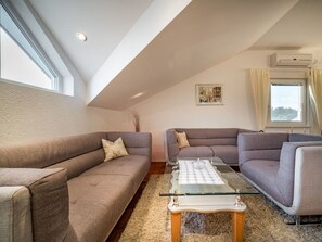 Möbel, Couch, Tabelle, Komfort, Holz, Wohnzimmer, Gebäude, Interior Design, Fussboden, Flooring