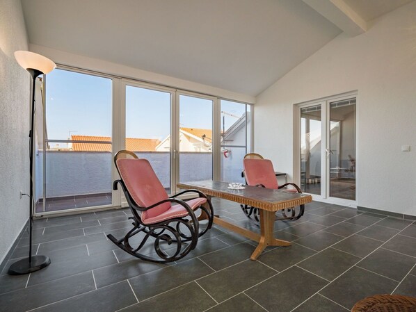 Möbel, Gebäude, Fenster, Holz, Stuhl, Interior Design, Komfort, Flooring, Schatten