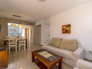 Tabelle, Möbel, Couch, Eigentum, Bilderrahmen, Holz, Beleuchtung, Studio Couch, Wohnzimmer, Interior Design