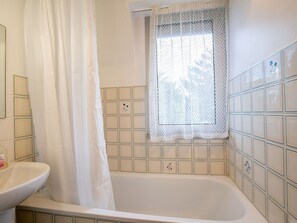 Baignoire, Propriété, Luminaire Plomberie, Blanc, Salle De Bains, Bâtiment, Évier, Design Intérieur, Éclairage