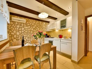 Möbel, Tabelle, Eigentum, Cabinetry, Stuhl, Blume, Pflanze, Zimmerpflanze, Countertop, Holz