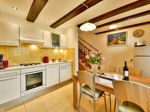 Cabinetry, Countertop, Eigentum, Möbel, Küchengerät, Zimmerpflanze, Herd, Interior Design, Küche, Beleuchtung