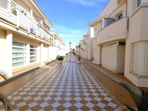 Himmel, Eigentum, Fenster, Wolke, Azurblau, Gebäude, Pflanze, Holz, Flooring