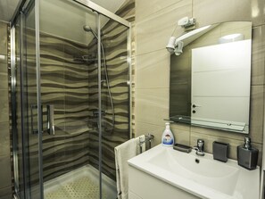 Spiegel, Zapfhahn, Armatur, Eigentum, Sinken, Badezimmer, Bad Sink, Dusche, Duschkopf