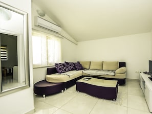 Gebäude, Tabelle, Möbel, Couch, Komfort, Haus, Schatten, Studio Couch, Fenster, Interior Design