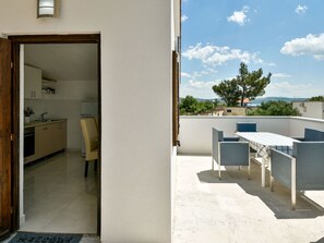 Gebäude, Himmel, Möbel, Wolke, Azurblau, Schatten, Beleuchtung, Interior Design, Flooring, Fussboden