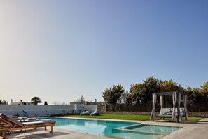 Take the opportunity to unwind under the sun with 6 available sunbeds.