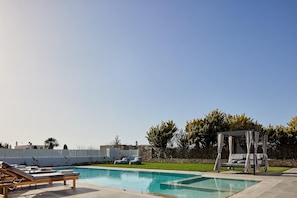 Take the opportunity to unwind under the sun with 6 available sunbeds.