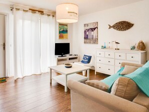 Eigentum, Couch, Tabelle, Komfort, Wohnzimmer, Interior Design, Beleuchtung, Holz, Fussboden, Studio Couch