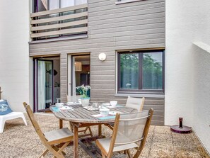 Tabelle, Gebäude, Möbel, Eigentum, Fenster, Holz, Stuhl, Schatten, Interior Design, Rollo