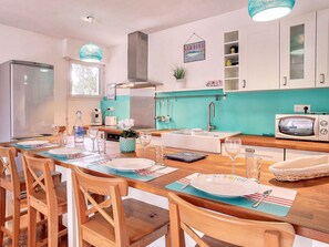 Tabelle, Eigentum, Möbel, Azurblau, Holz, Beleuchtung, Interior Design, Küche, Flooring, Fussboden