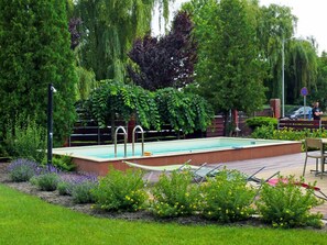 Pflanze, Blume, Baum, Vegetation, Gartenmöbel, Gras, Natürliche Landschaft, Gehölz, Brunnen, Landschaft
