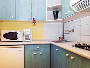 Cabinetry, Spüle, Zapfhahn, Sinken, Möbel, Countertop, Küchengerät, Gebäude, Küche, Herd
