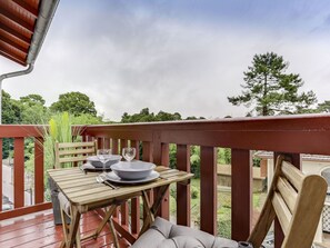 Ciel, Nuage, Table, Meubles, Propriété, Bâtiment, Chaise, Arbre, Bois, Mobilier De Jardin
