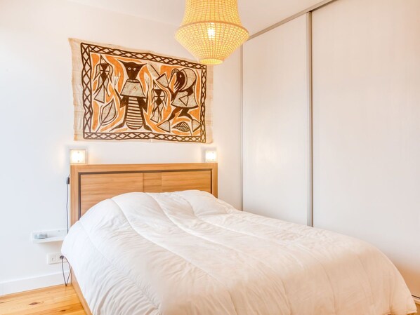 Propriété, Meubles, Bâtiment, Confort, Bois, Cadre De Lit, Lampe, Éclairage, Oreiller, Design Intérieur