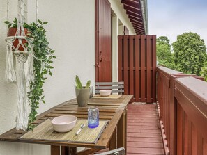 Plante, Propriété, Vert, Bâtiment, Bois, Ciel, Pot De Fleur, Table, Design Intérieur, Arbre