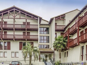 Bâtiment, Fenêtre, Ciel, Maison, Voiture, Condominium, Design Urbain, Plante, Quartier