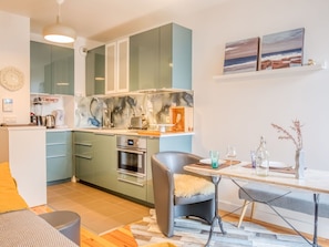Cabinetry, Meubles, Propriété, Comptoir, Table, Bâtiment, Chaise, Cuisine, Bleu Azur, Bois