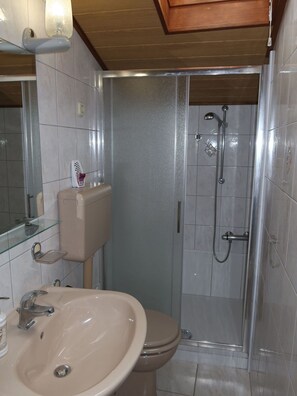 Badezimmer, Interior Design, Sinken, Flooring, Fussboden, Bad Sink, Armatur, Decke, Fahrzeug, Installation