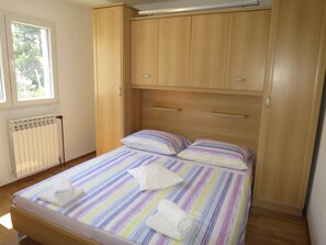 Möbel, Eigentum, Komfort, Tabelle, Azurblau, Pflanze, Gebäude, Holz, Textil