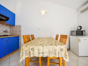 Table, Cabinetry, Meubles, Propriété, Comptoir, Cuisine, Bois, Éclairage, Chaise, Bâtiment
