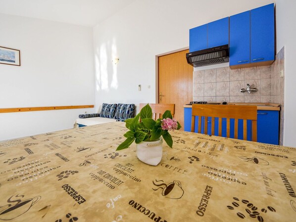 Bois, Design Intérieur, Architecture, Plante, Sol, Rectangle, Sol, Table, Peindre, Bâtiment