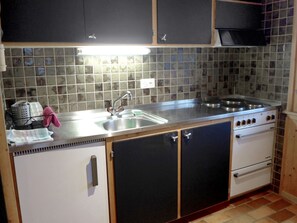 Cabinetry, Spüle, Countertop, Sinken, Eigentum, Zapfhahn, Herd, Küche, Interior Design, Flooring