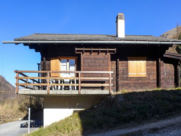 Himmel, Gebäude, Pflanze, Eigentum, Fenster, Haus, Holz, Baum, Hütte, Landschaft
