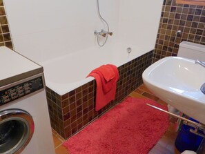 Wäschekammer, Eigentum, Badewanne, Armatur, Zapfhahn, Badezimmer, Interior Design, Lila, Bad Sink, Flooring