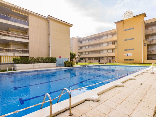 Water, Plant, Daytime, Building, Property, Swimming Pool, Window, Sky, House, Cloud