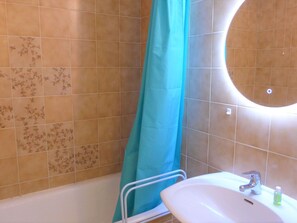 Zapfhahn, Armatur, Eigentum, Spiegel, Fotografieren, Sinken, Badezimmer, Gebäude, Bad Sink, Azurblau