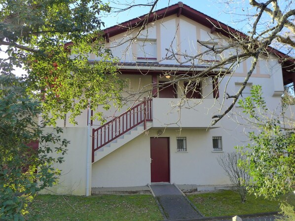 Gebäude, Eigentum, Fenster, Pflanze, Haus, Himmel, Baum, Die Architektur, Vegetation