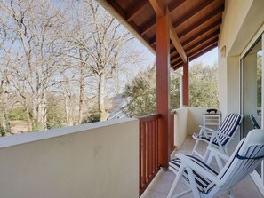 Eigentum, Gebäude, Pflanze, Holz, Schatten, Baum, Stuhl, Veranda, Fenster, Himmel