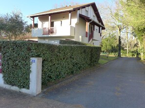 Pflanze, Gebäude, Eigentum, Himmel, Fenster, Haus, Strassenbelag, Grundstueck, Baum, Asphalt