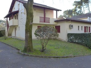Pflanze, Gebäude, Himmel, Fenster, Baum, Haus, Grundstueck, Nachbarschaft, Hütte, Asphalt